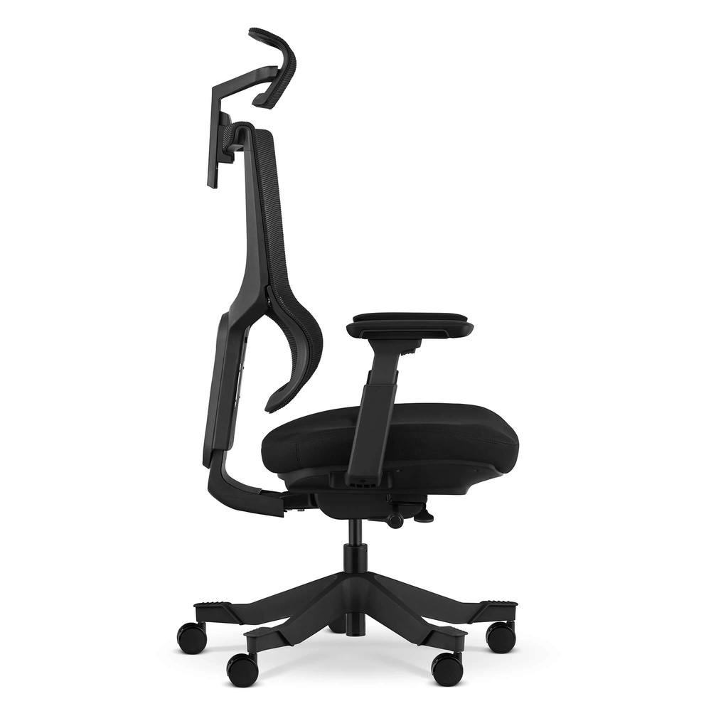 Czarny fotel biurowy z siatkowym oparciem i regulowanymi podłokietnikami, widok z boku.