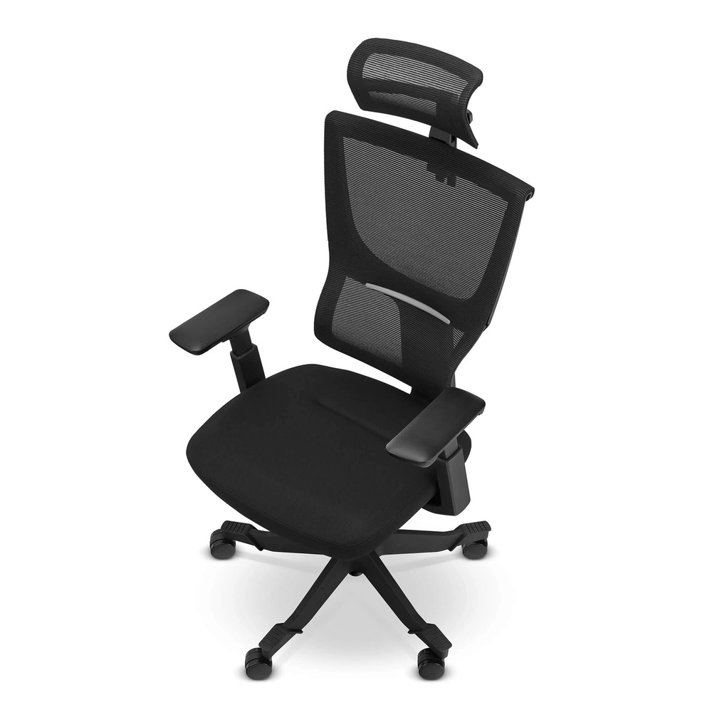 Czarny fotel biurowy z siatkowym oparciem i zagłówkiem.