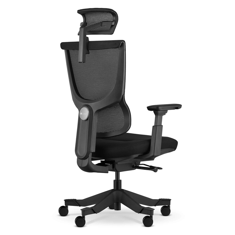 Czarny ergonomiczny fotel biurowy z siatkowym oparciem i regulowanymi podłokietnikami.