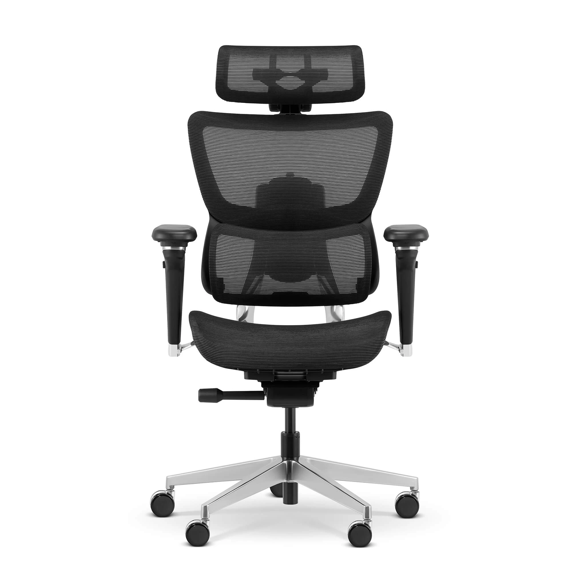 Czarny fotel biurowy z siatki z zagłówkiem i podłokietnikami na srebrnej podstawie.