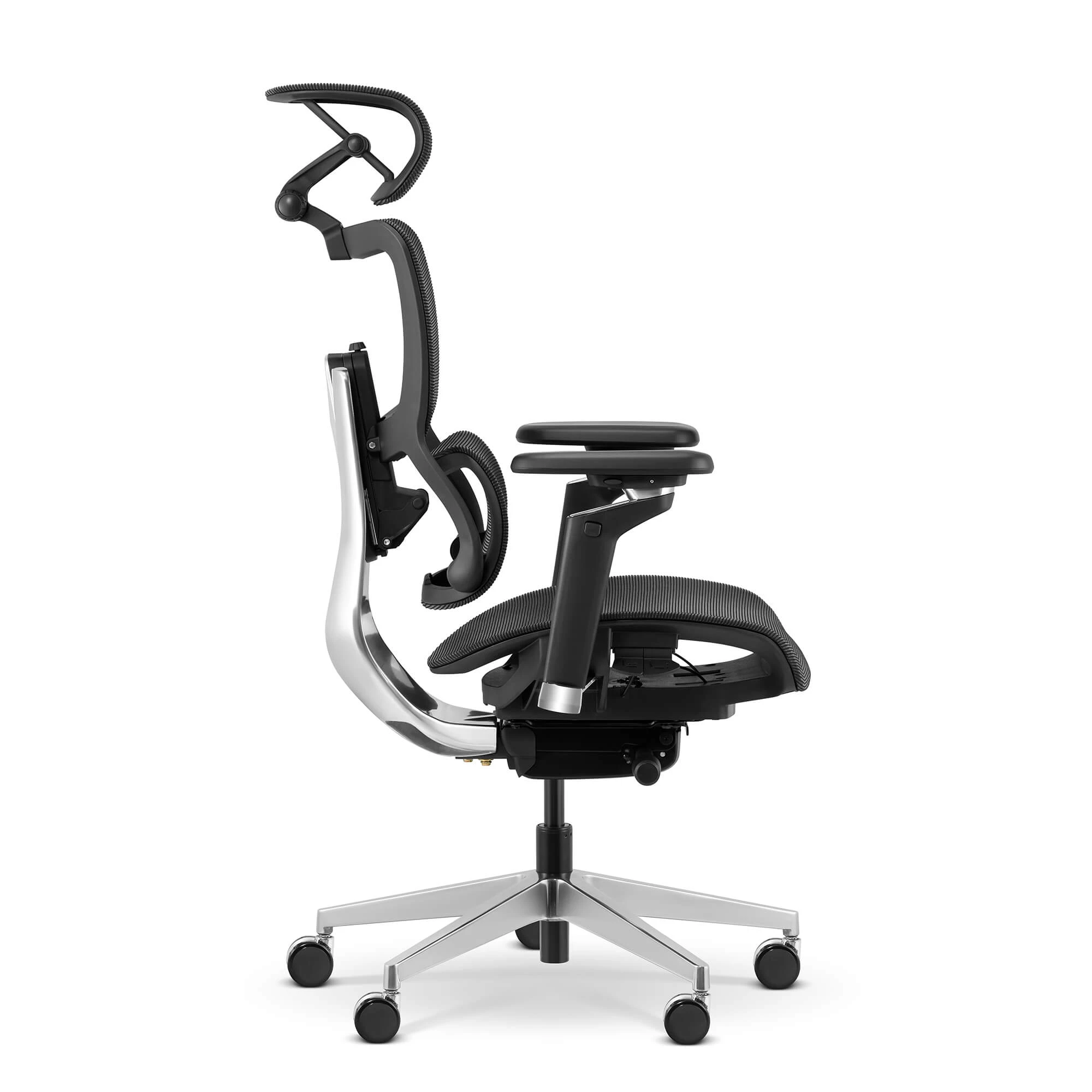 Czarny fotel biurowy z regulowanym zagłówkiem i podłokietnikami na srebrnej podstawie.