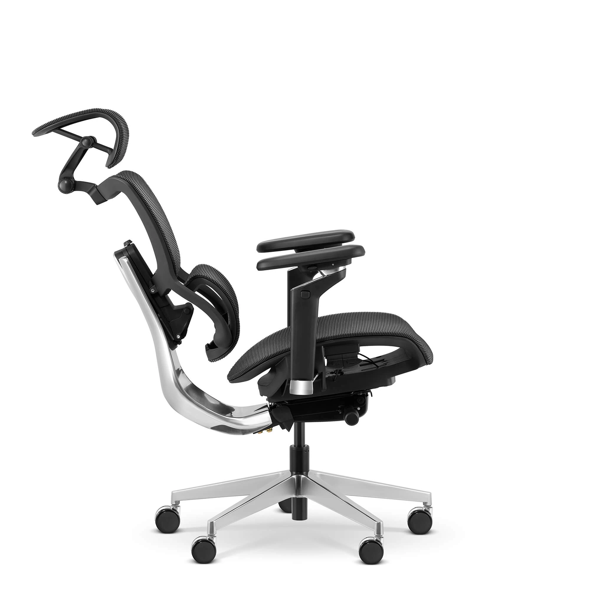 Czarny ergonomiczny fotel biurowy z siatkowym oparciem, regulowanymi podłokietnikami.