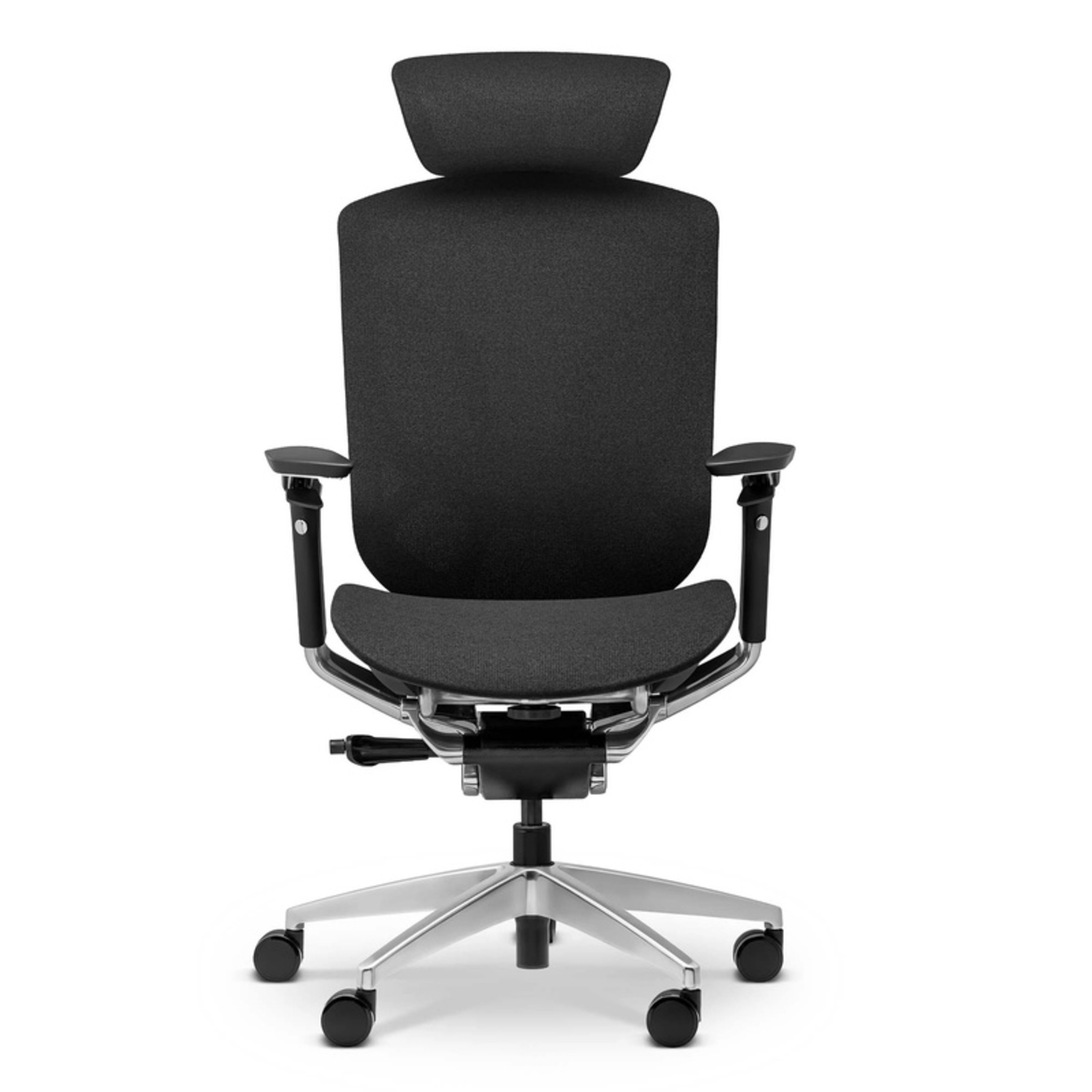 Czarny fotel biurowy z zagłówkiem i podłokietnikami na polerowanej metalowej podstawie.