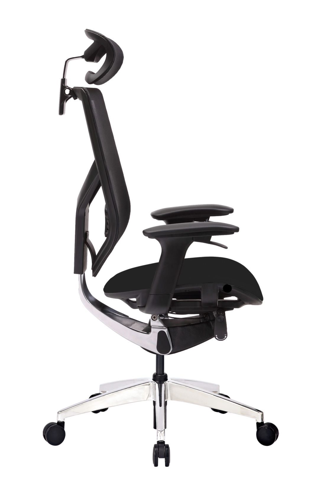 Czarny ergonomiczny fotel biurowy z zagłówkiem, podłokietnikami i kółkami.