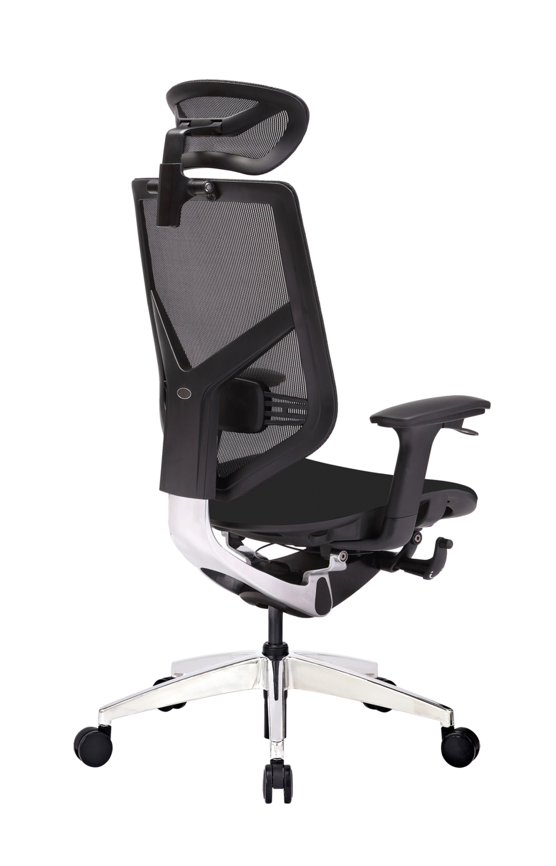 Czarny ergonomiczny fotel biurowy z siatkowym oparciem, regulowanymi podłokietnikami.