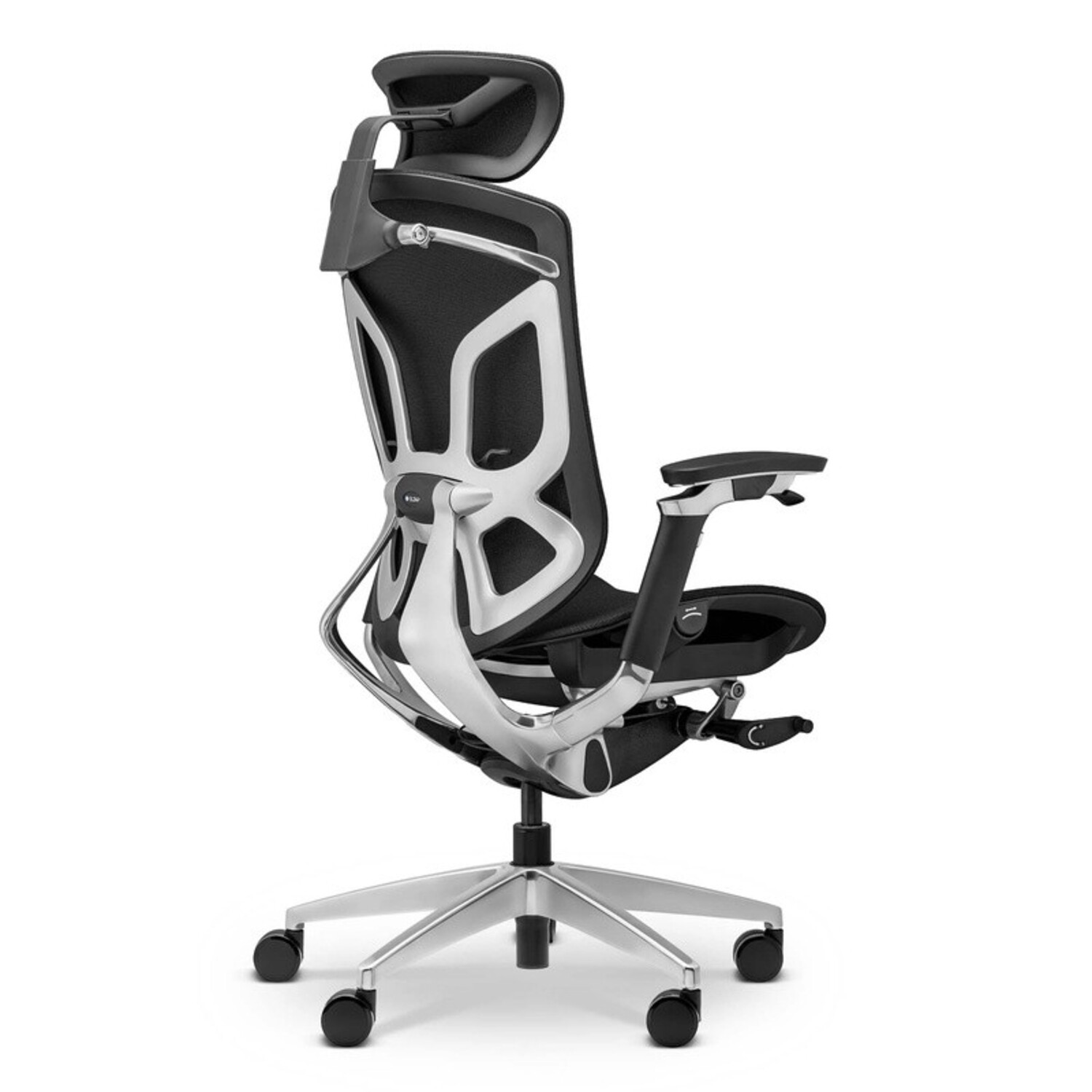 Czarny ergonomiczny fotel biurowy z srebrną metalową ramą, podłokietnikami.