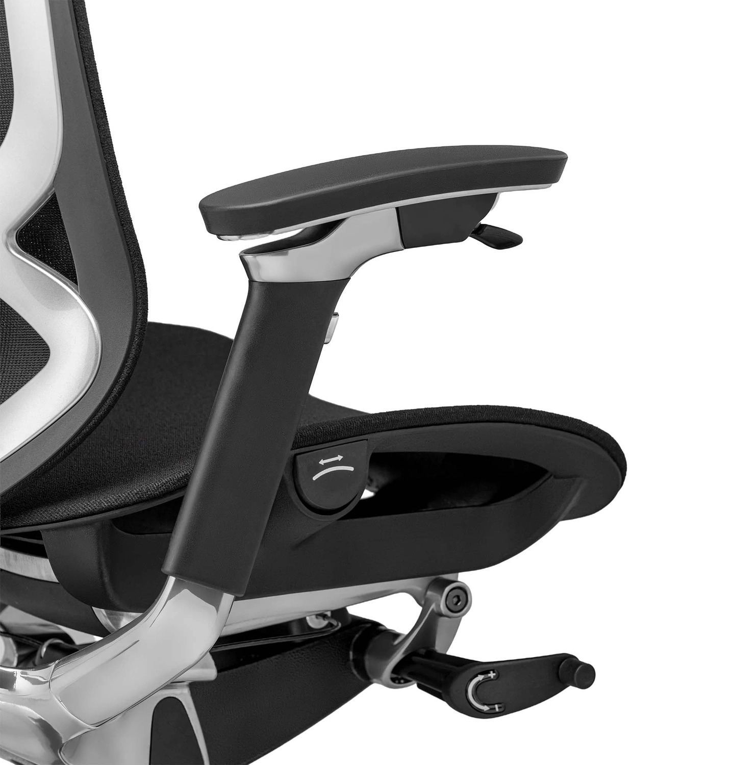 Zbliżenie czarnego fotela biurowego z srebrnymi detalami i podłokietnikiem.