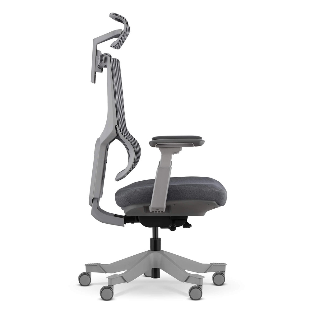 Szare ergonomiczne krzesło biurowe z siatkowanym oparciem i zagłówkiem, pokazane z boku.