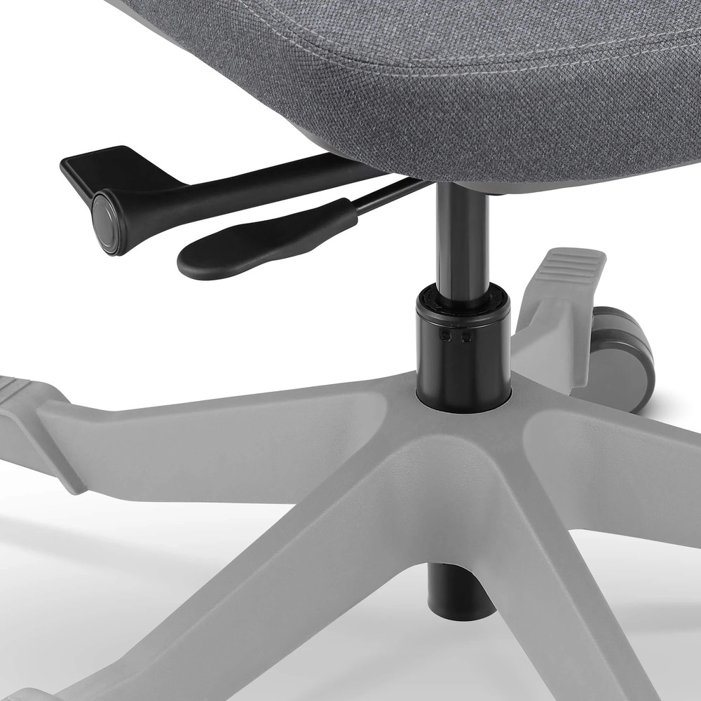 Zbliżenie na szarą podstawę krzesła biurowego z czarnymi i szarymi dźwigniami.