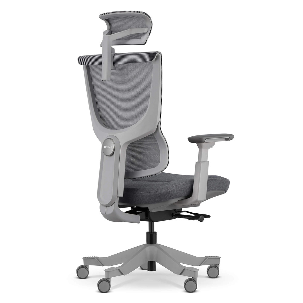 Szare ergonomiczne krzesło biurowe z siatkowym oparciem, regulowanymi podłokietnikami.