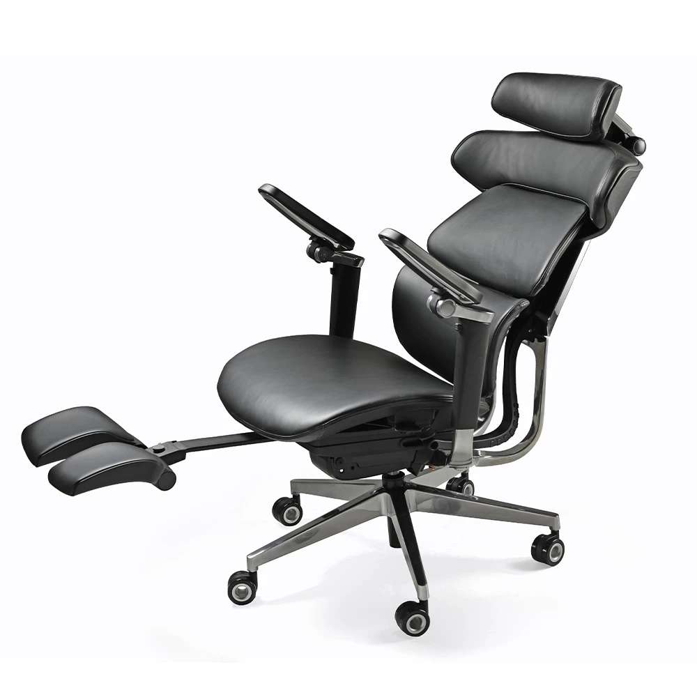 Czarny ergonomiczny fotel biurowy z regulowanymi podłokietnikami, zagłówkiem i wysuwanym podnóżkiem.