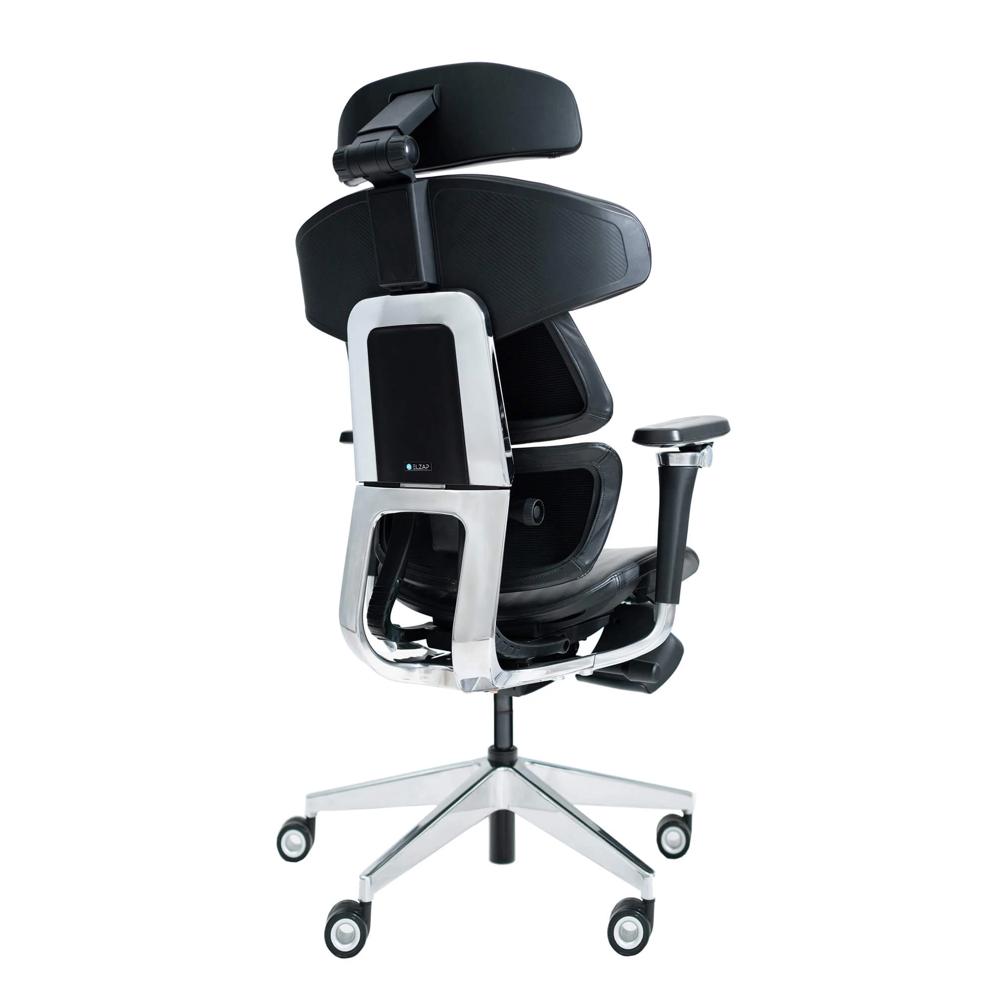 Ergonomiczne czarne krzesło biurowe ze srebrną metalową ramą, regulowany zagłówek.