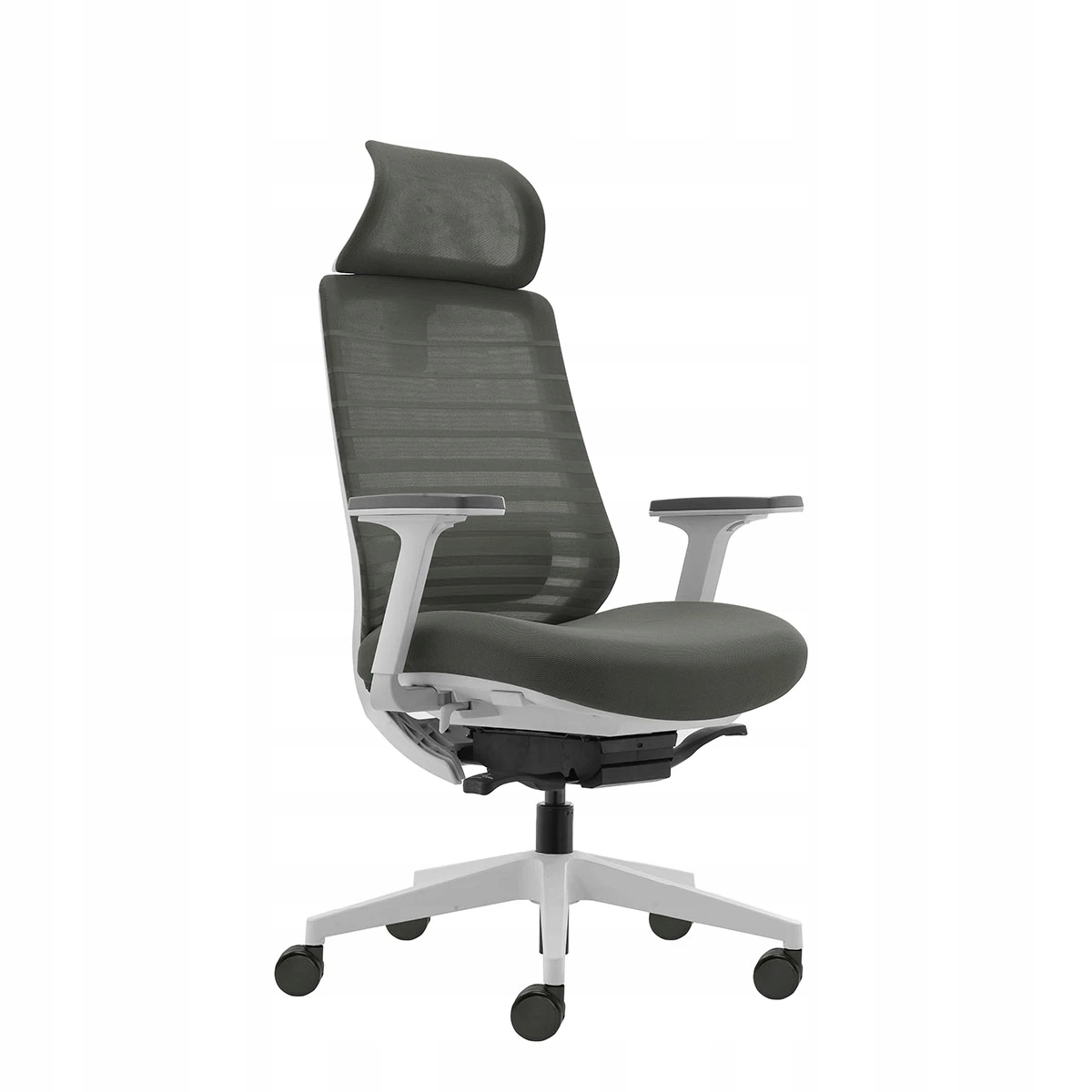 Nowoczesne szare krzesło biurowe z siatkowanym oparciem i regulowanymi podłokietnikami na białej podstawie.