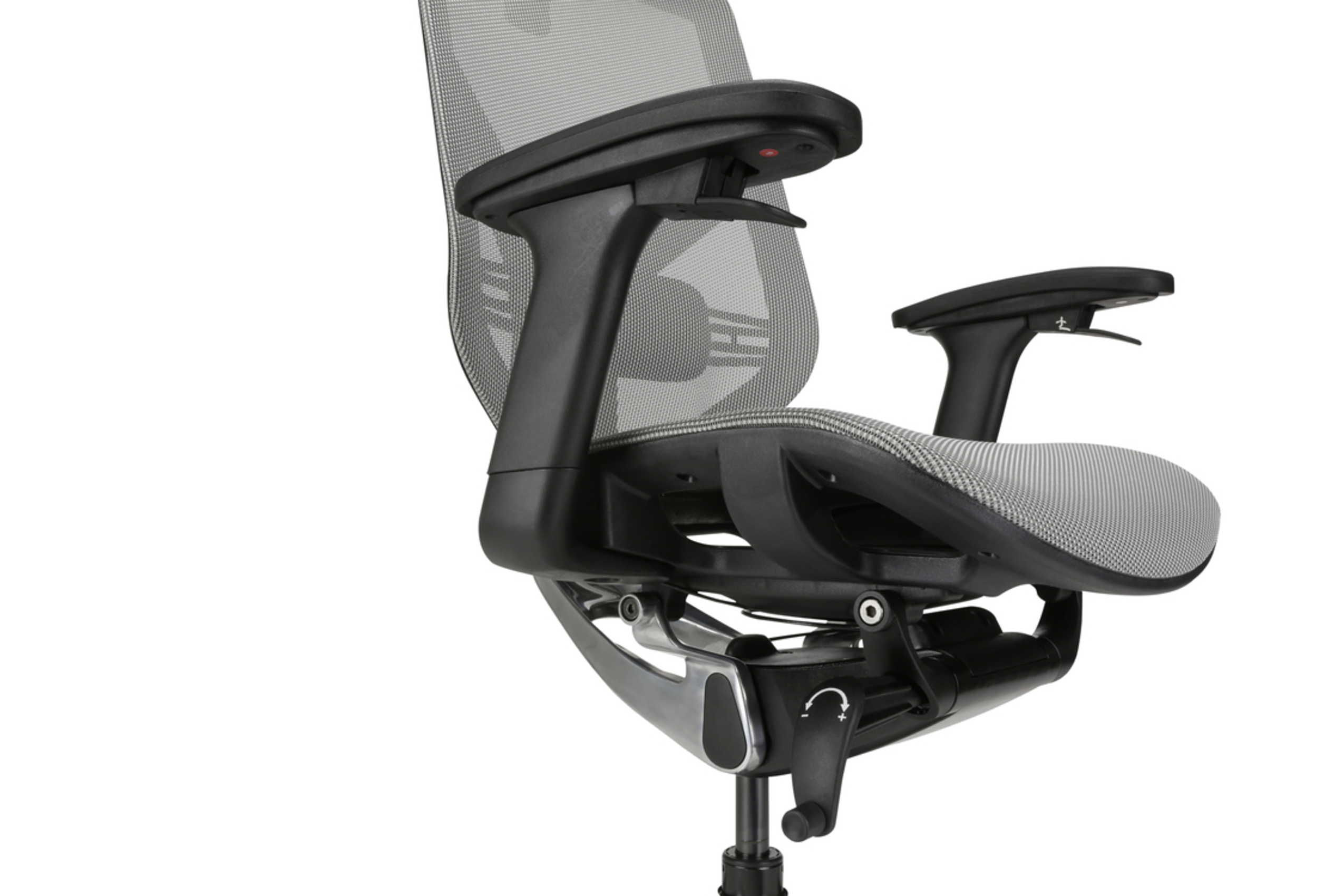 Szare krzesło biurowe z siatkowym oparciem i regulowanymi podłokietnikami, na białym tle.