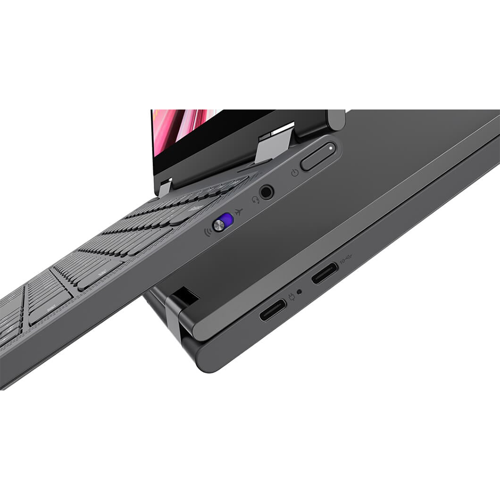 Zbliżenie ciemnego laptopa z otwartą klawiaturą i widocznymi portami USB-C.