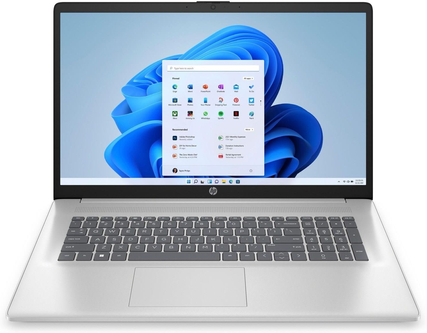 Srebrny laptop HP z otwartym menu Start systemu Windows 11.