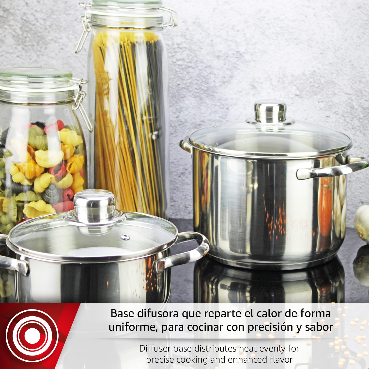 Ollas de acero inoxidable con tapas de cristal y tarros de pasta sobre superficie negra.
