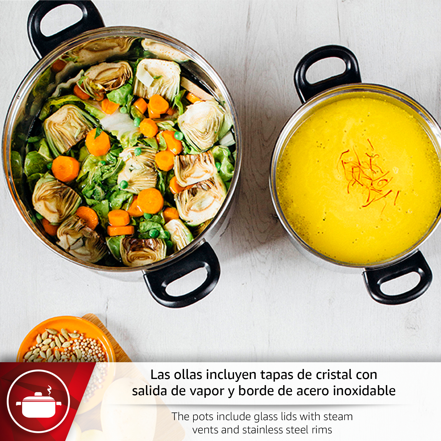 Dos ollas: una con verduras, la otra con sopa amarilla.
