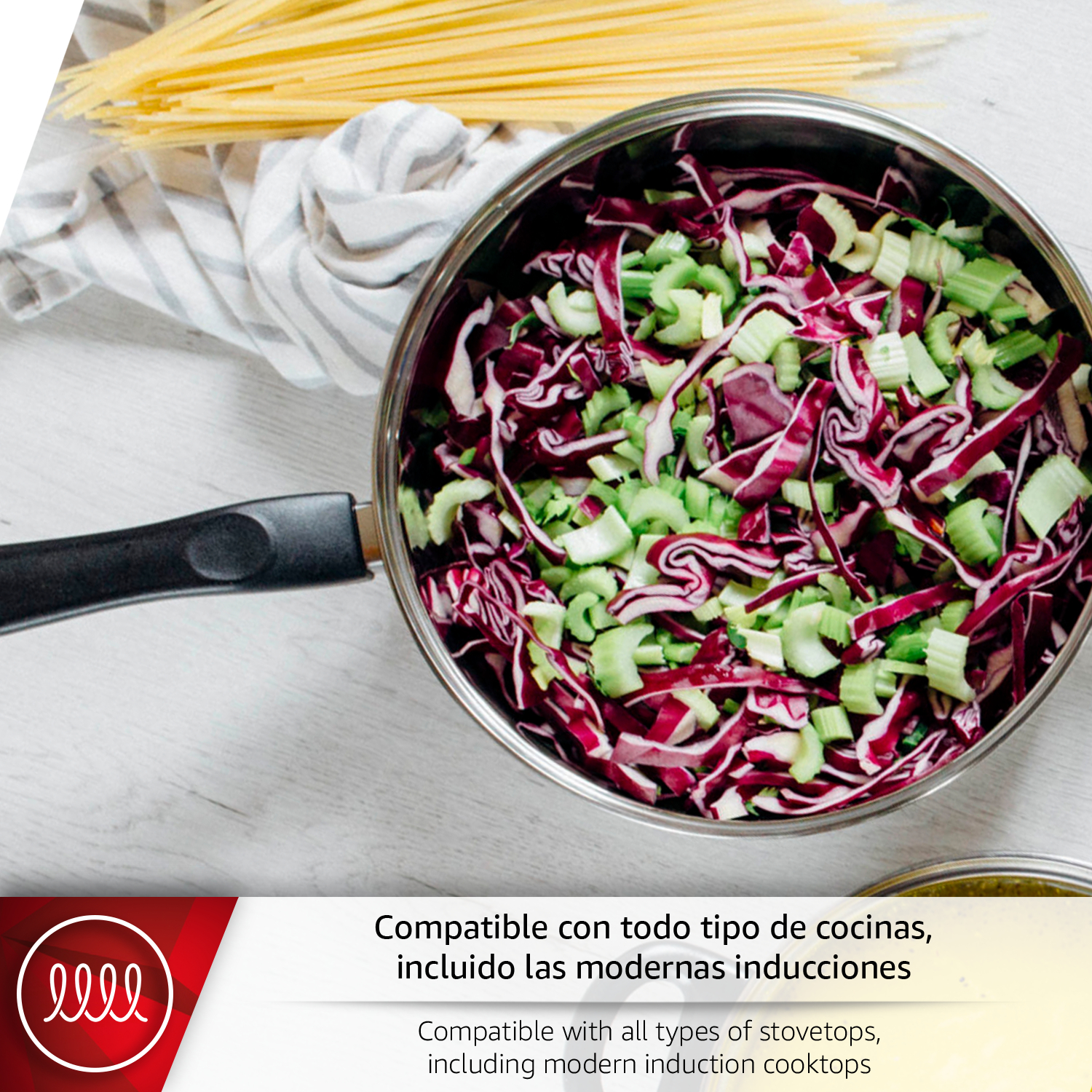 Una olla con repollo morado y apio picados, junto a espaguetis y un paño.
