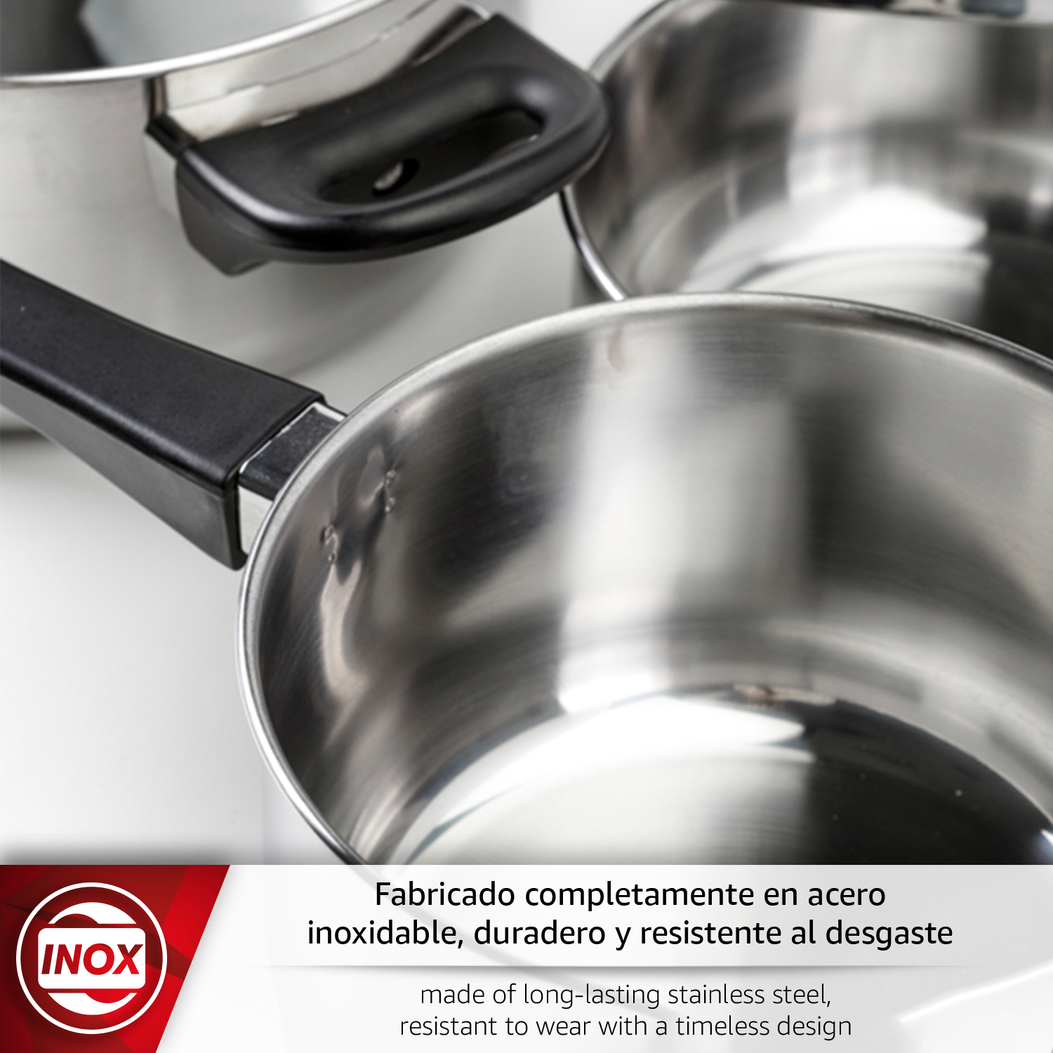 Primer plano de ollas de acero inoxidable pulido con asas negras.
