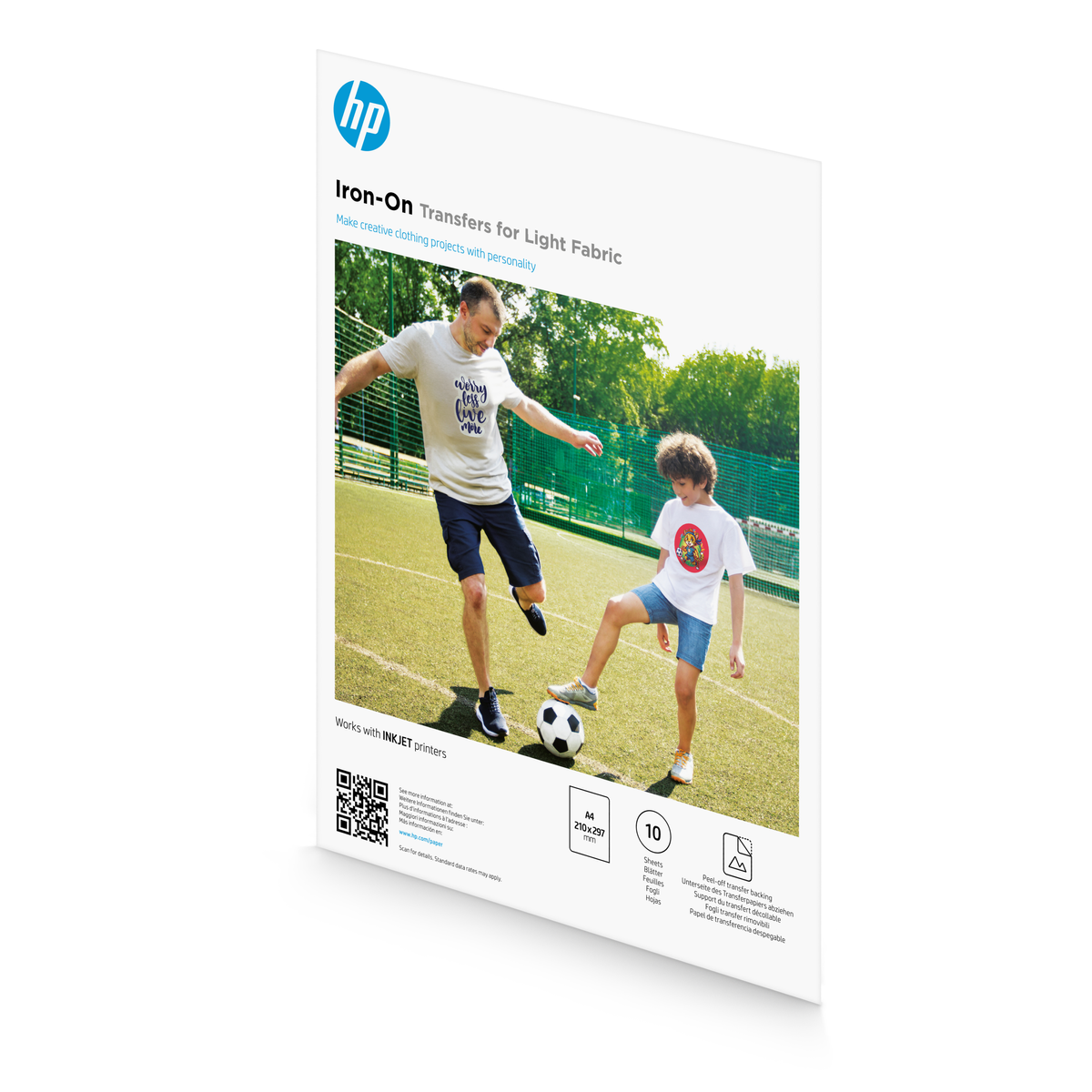 Hombre y niño juegan al fútbol en césped. Paquete de producto HP Iron-On Transfers.