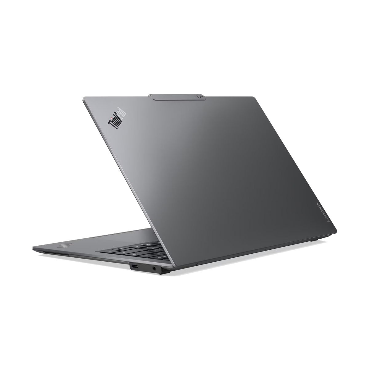 Portátil gris con pantalla abierta, teclado visible.