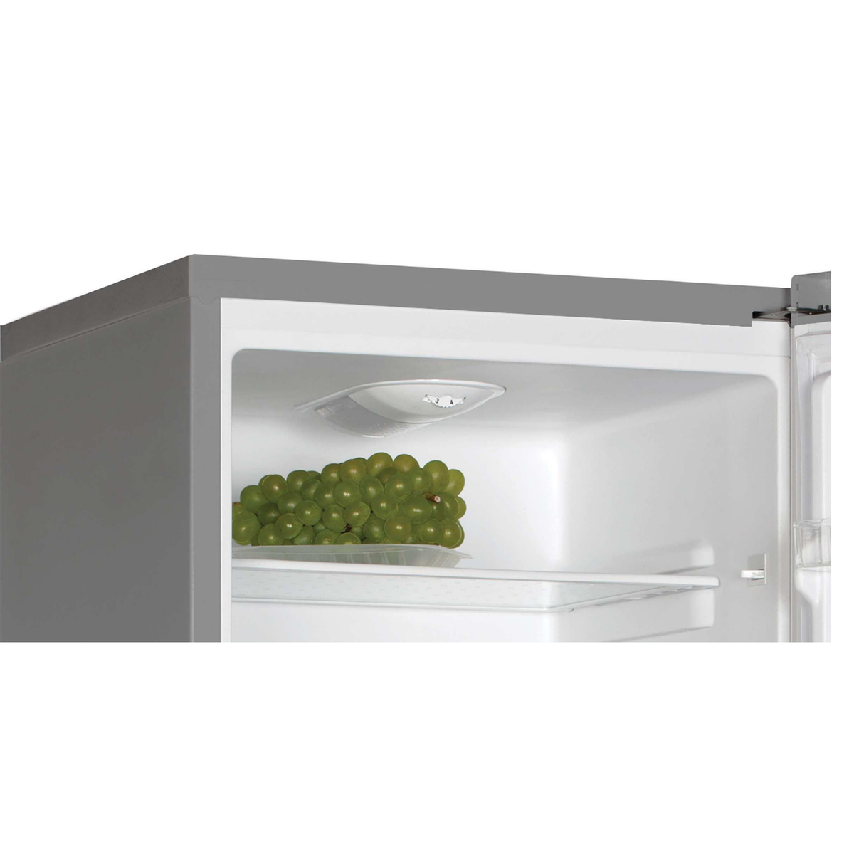 Uvas verdes en un recipiente de plástico en un estante de refrigerador.