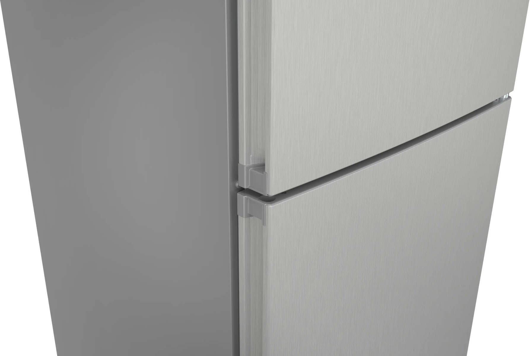 Primer plano de un refrigerador plateado de dos puertas sobre fondo blanco.