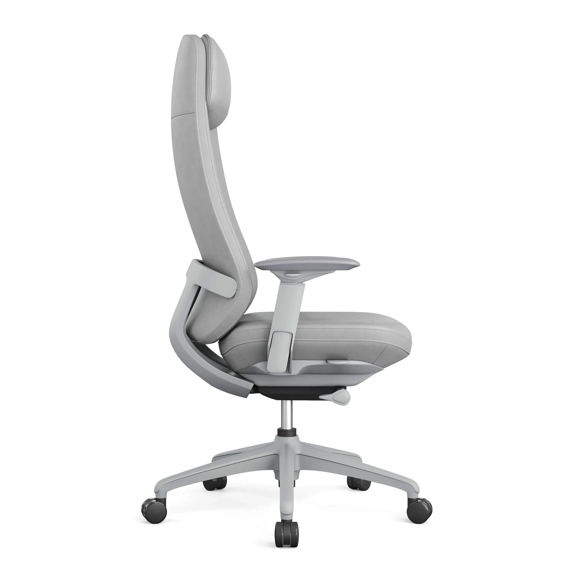 Szare krzesło biurowe z zagłówkiem, podłokietnikami i kółkami. Widok z boku.