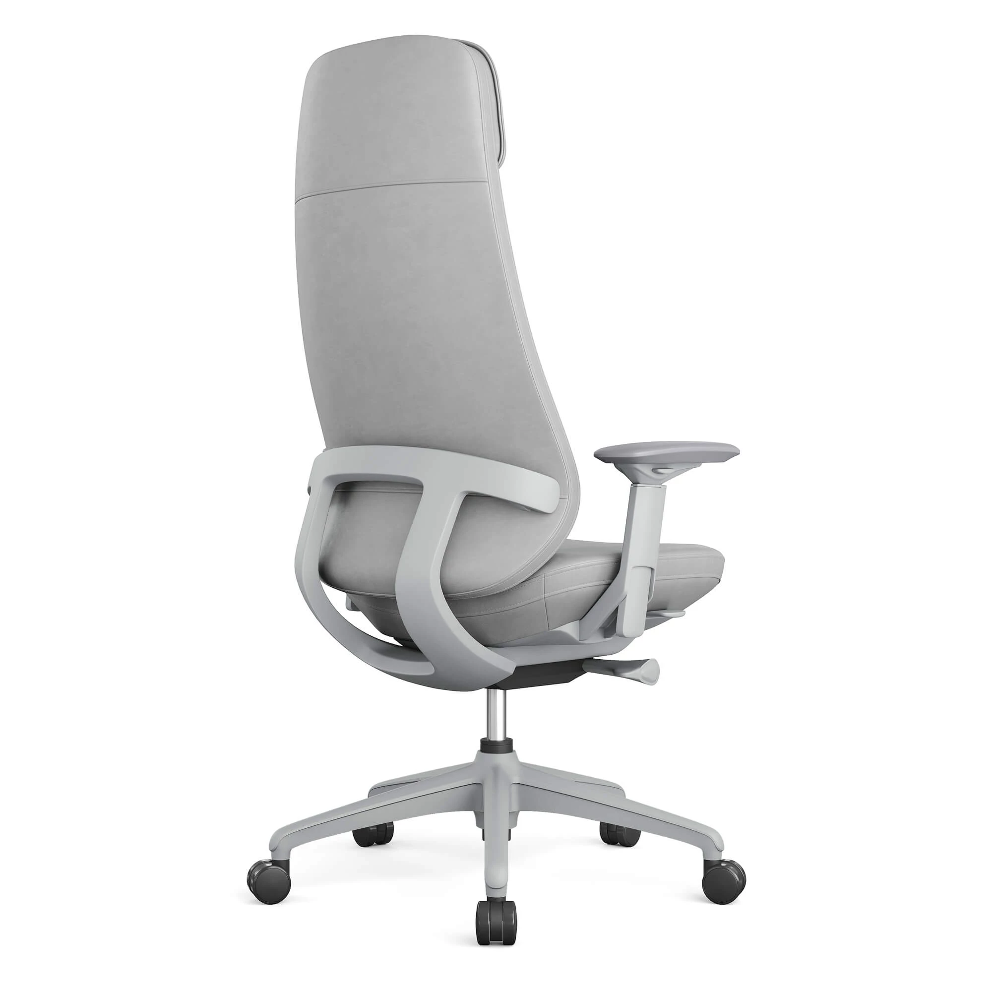 Szare krzesło biurowe z wysokim oparciem i regulowanymi podłokietnikami na kółkach.
