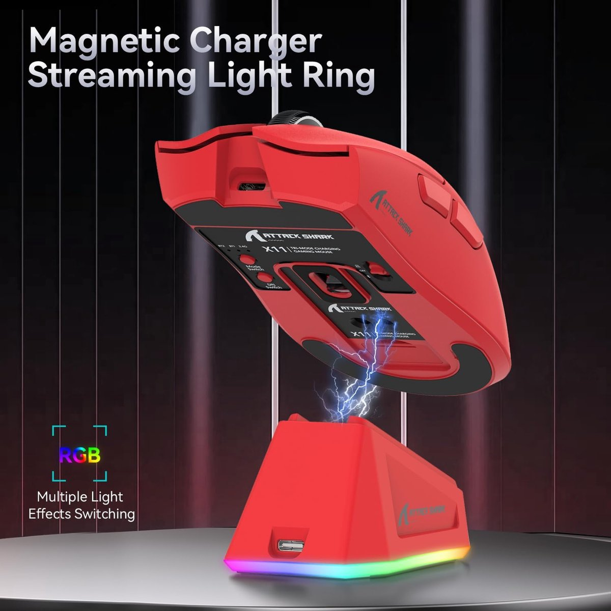 Rode gamingmuis laadt magnetisch op een standaard met RGB-verlichting.