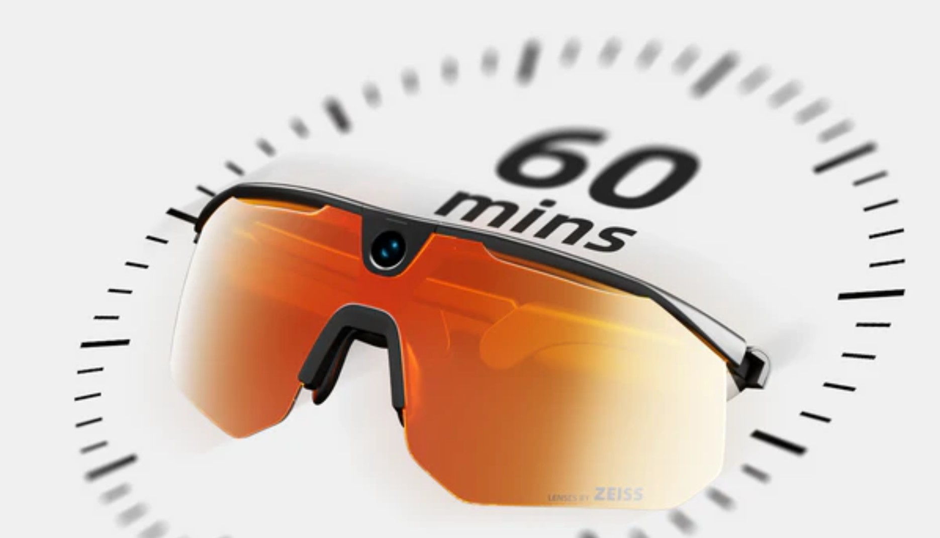Orange Sportbrille mit integrierter Kamera vor einem 60-Minuten-Zifferblatt.