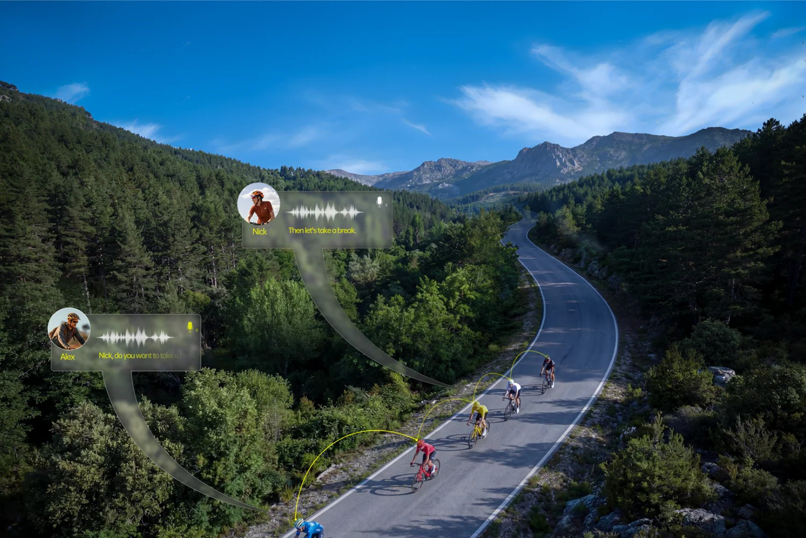 Fünf Radfahrer fahren auf einer Straße durch eine bergige, waldreiche Landschaft.