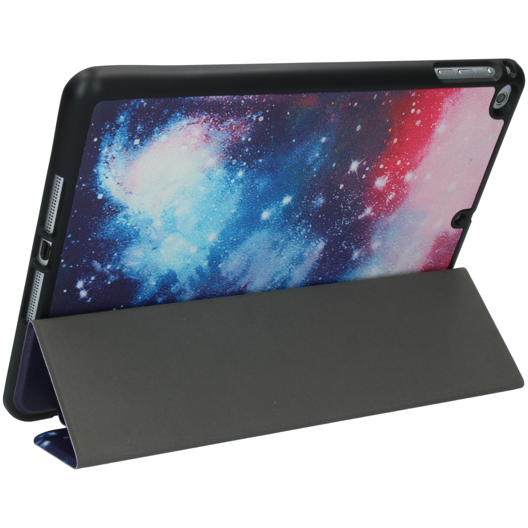 Een tablet met sterren-galaxy hoes, staand op een grijze standaard.