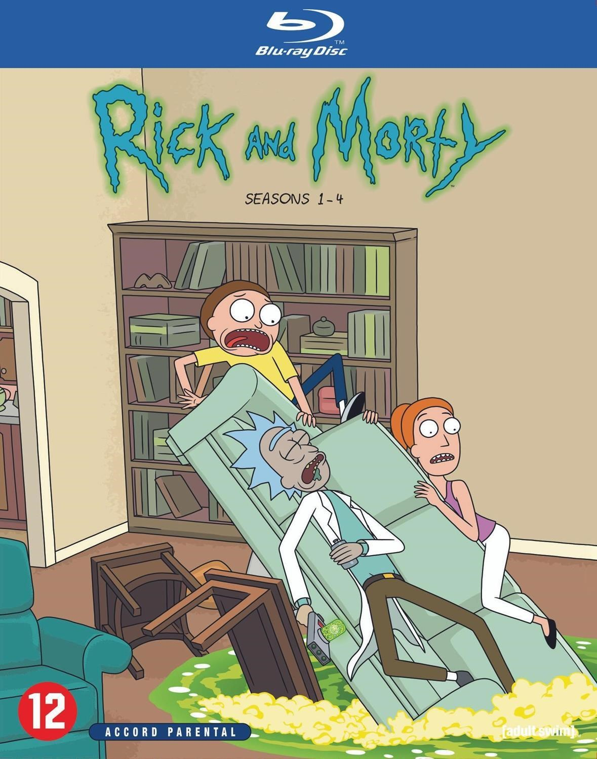 Rick, Morty & Summer op een bank, Rick houdt een fles vast, chaos om hen heen.