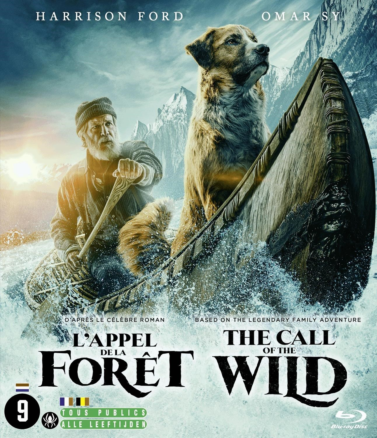 Harrison Ford en een hond in een kano navigeren door ruw water, met besneeuwde bergen op de achtergrond.