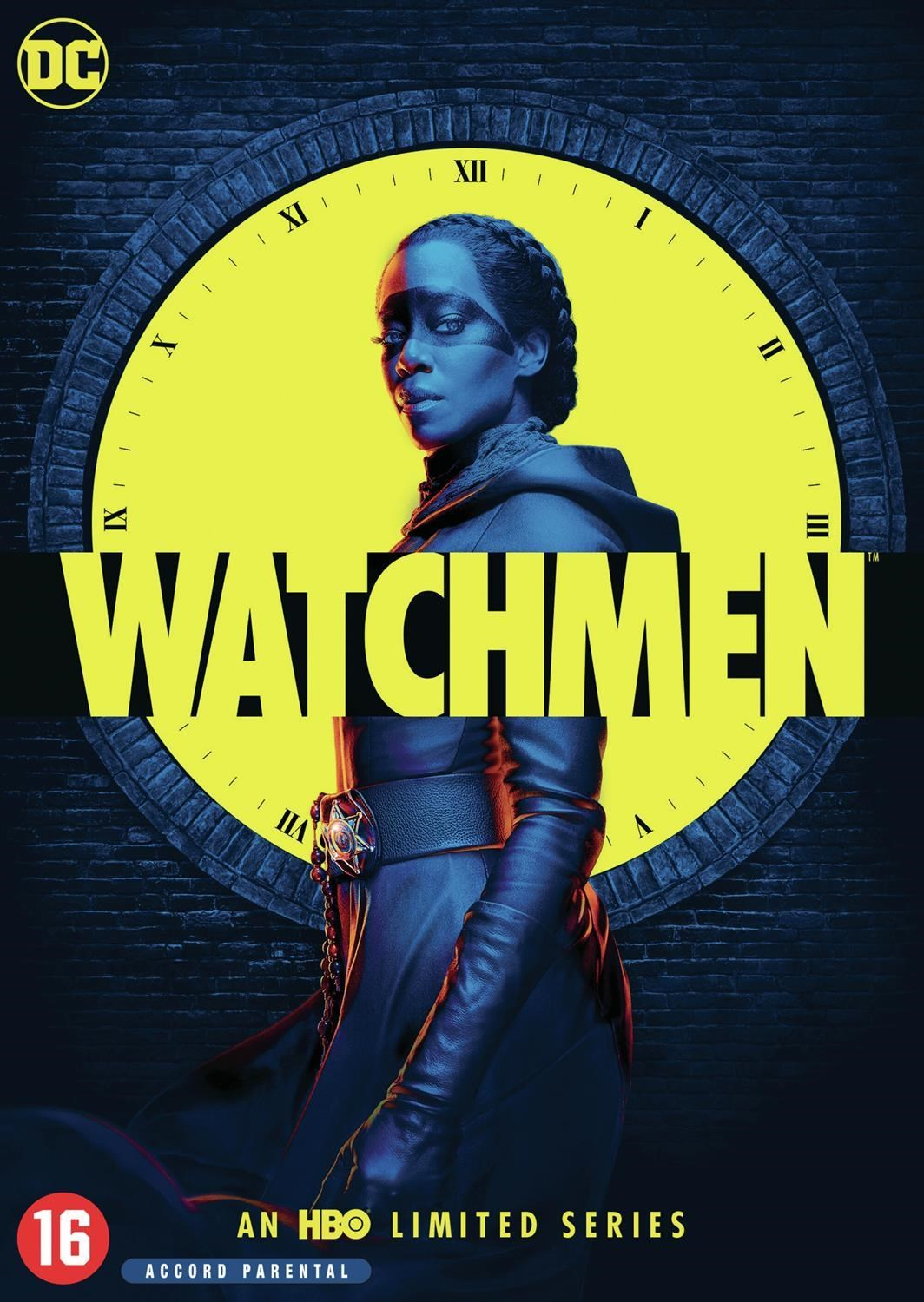 Une femme au visage peint en bleu se tient devant un cadran d'horloge jaune avec chiffres romains.