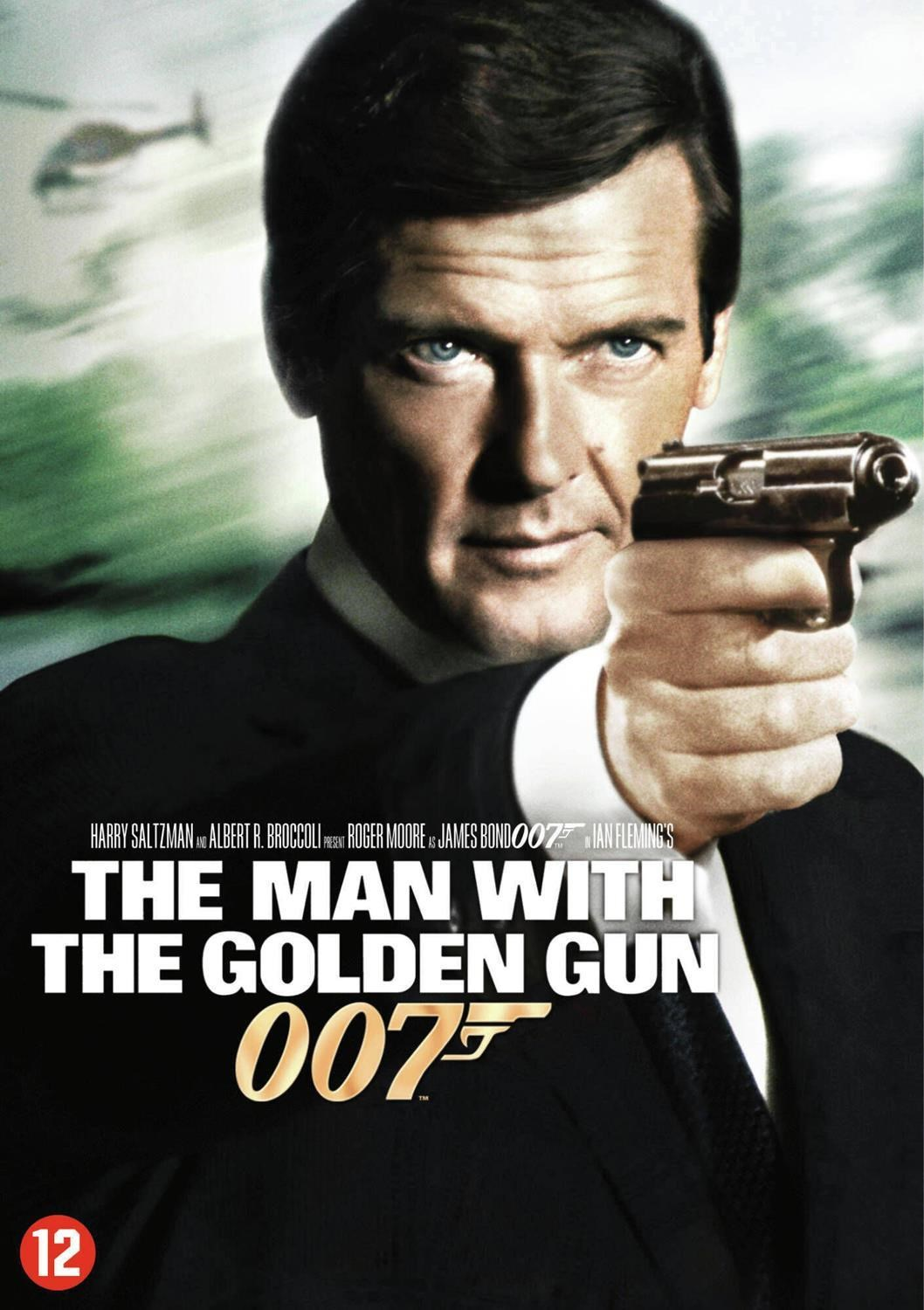 Roger Moore en James Bond tient un pistolet doré. Un hélicoptère est visible au fond.