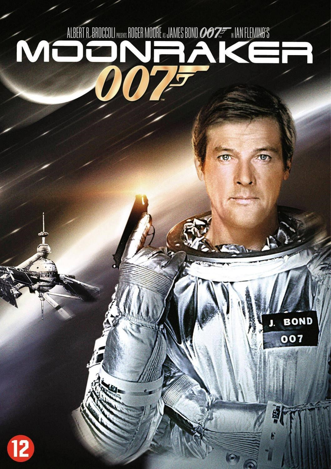 Roger Moore en James Bond en combinaison spatiale, tenant un pistolet. Un vaisseau spatial au fond.