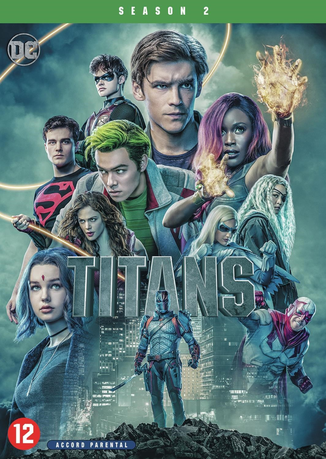 La distribution de Titans pose sur un fond de ville, avec des effets de feu et d'énergie.