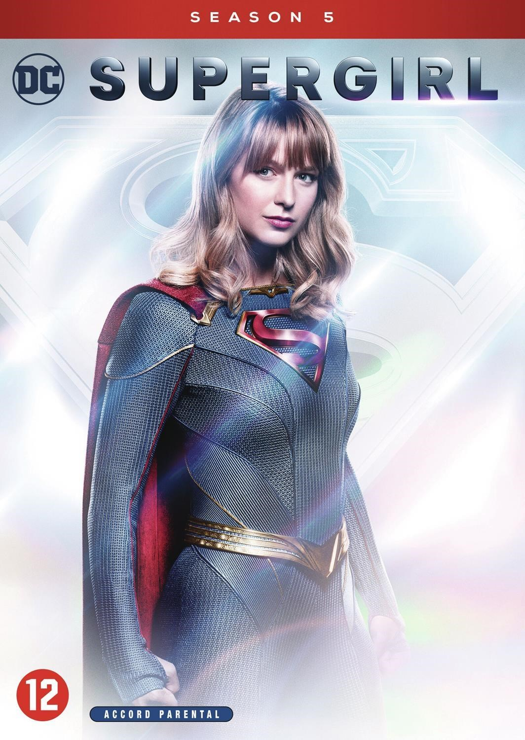 Supergirl dans la saison 5. Elle porte un costume bleu avec cape rouge et emblème S.