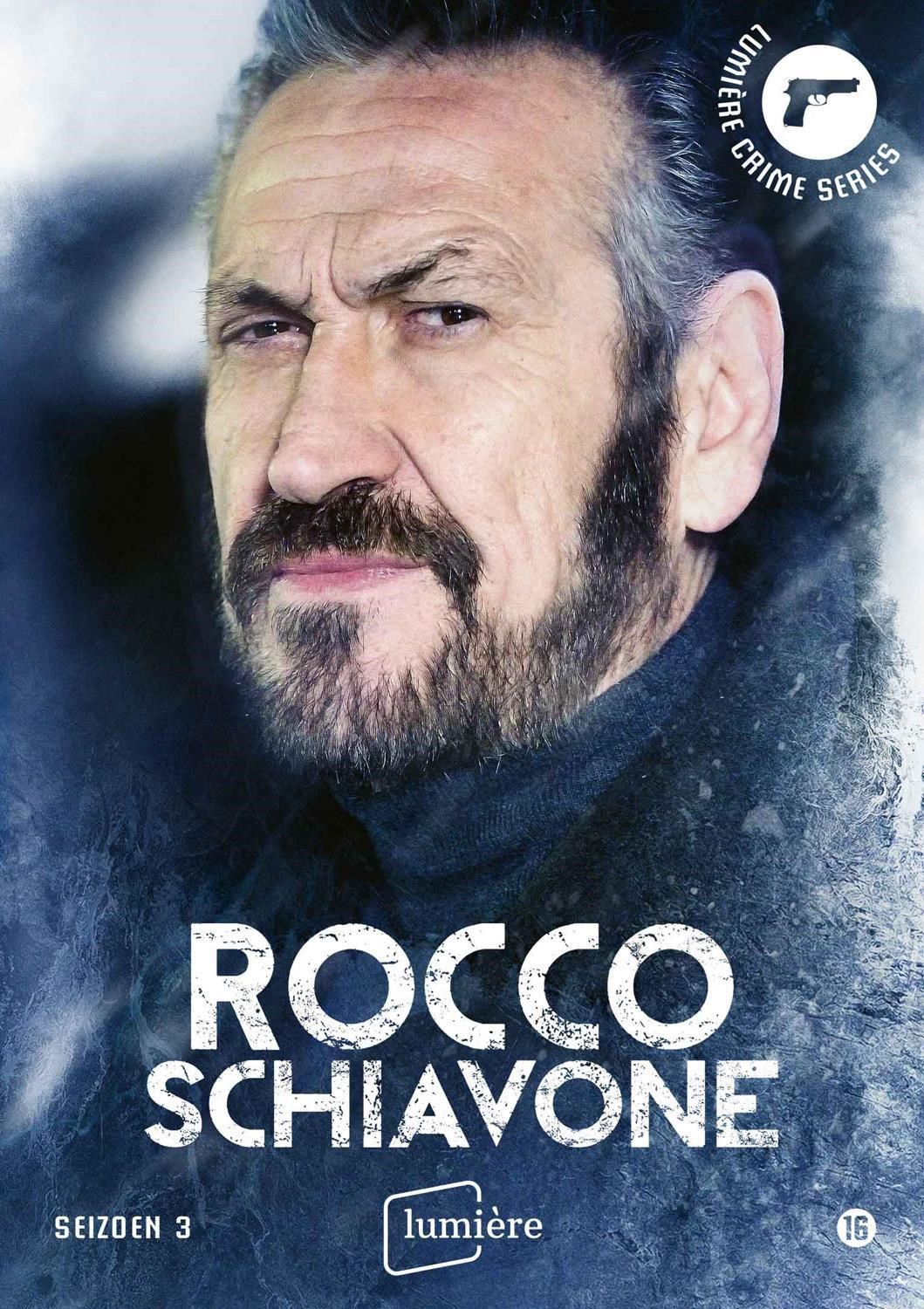 Close-up van een man met snor en baard, "Rocco Schiavone" Seizoen 3.