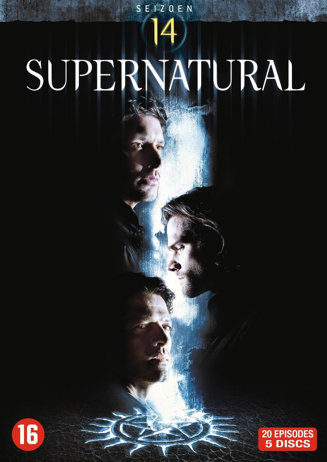 Drie mannen in het donker, "Supernatural S14" logo, zegel en leeftijdsindicatie.