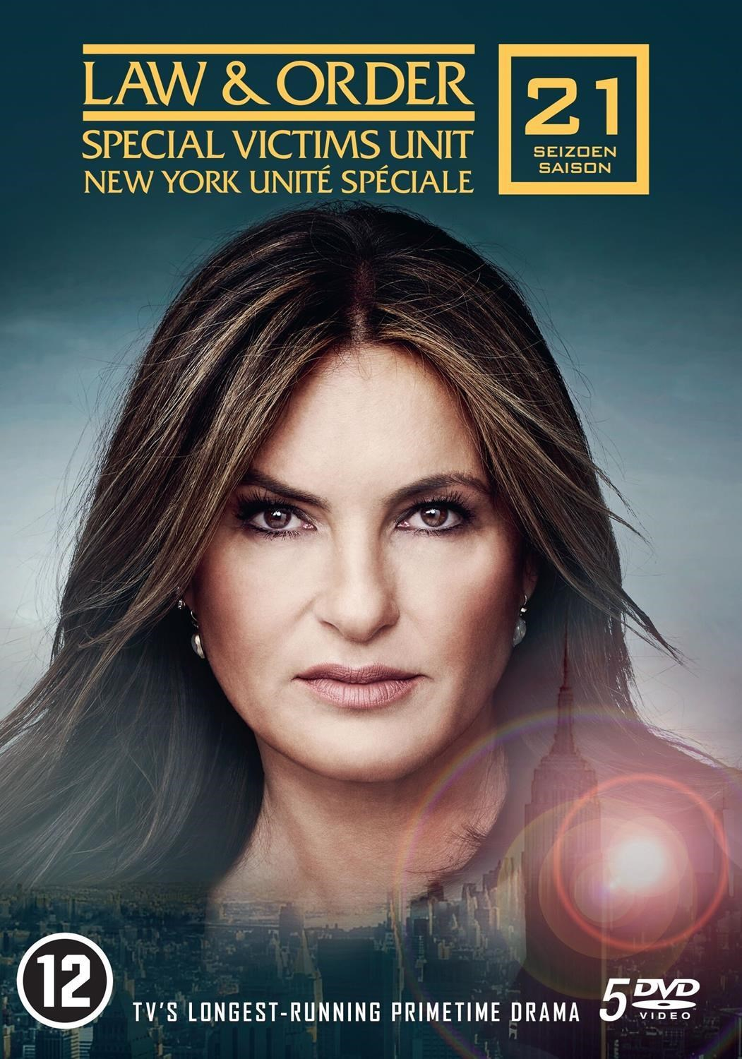 Close-up van een vrouw tegen de skyline van New York, met de titel Law & Order SVU Seizoen 21.