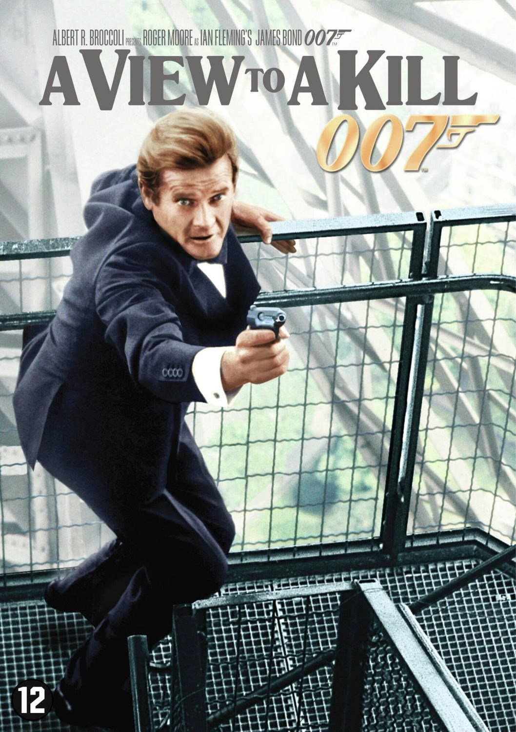 Roger Moore en James Bond tient un pistolet sur une structure métallique.