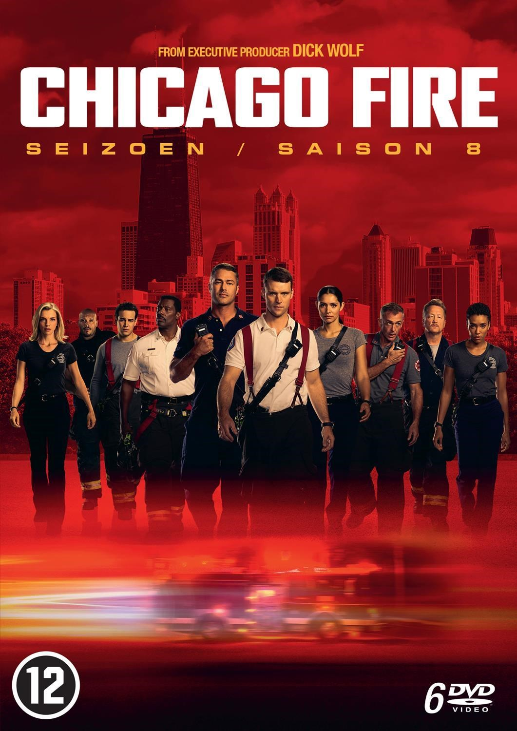 Brandweerlieden staan voor een rood getinte skyline van Chicago.