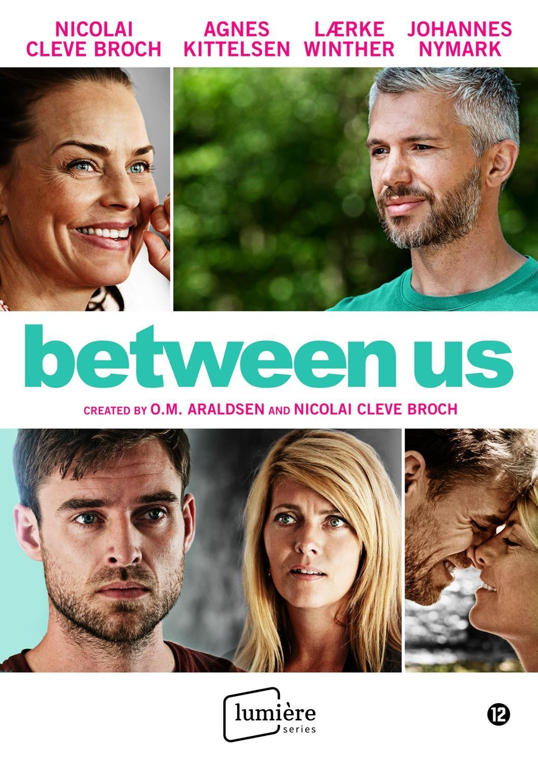 Filmaffiche met vier portretten en de titel 'between us'.
