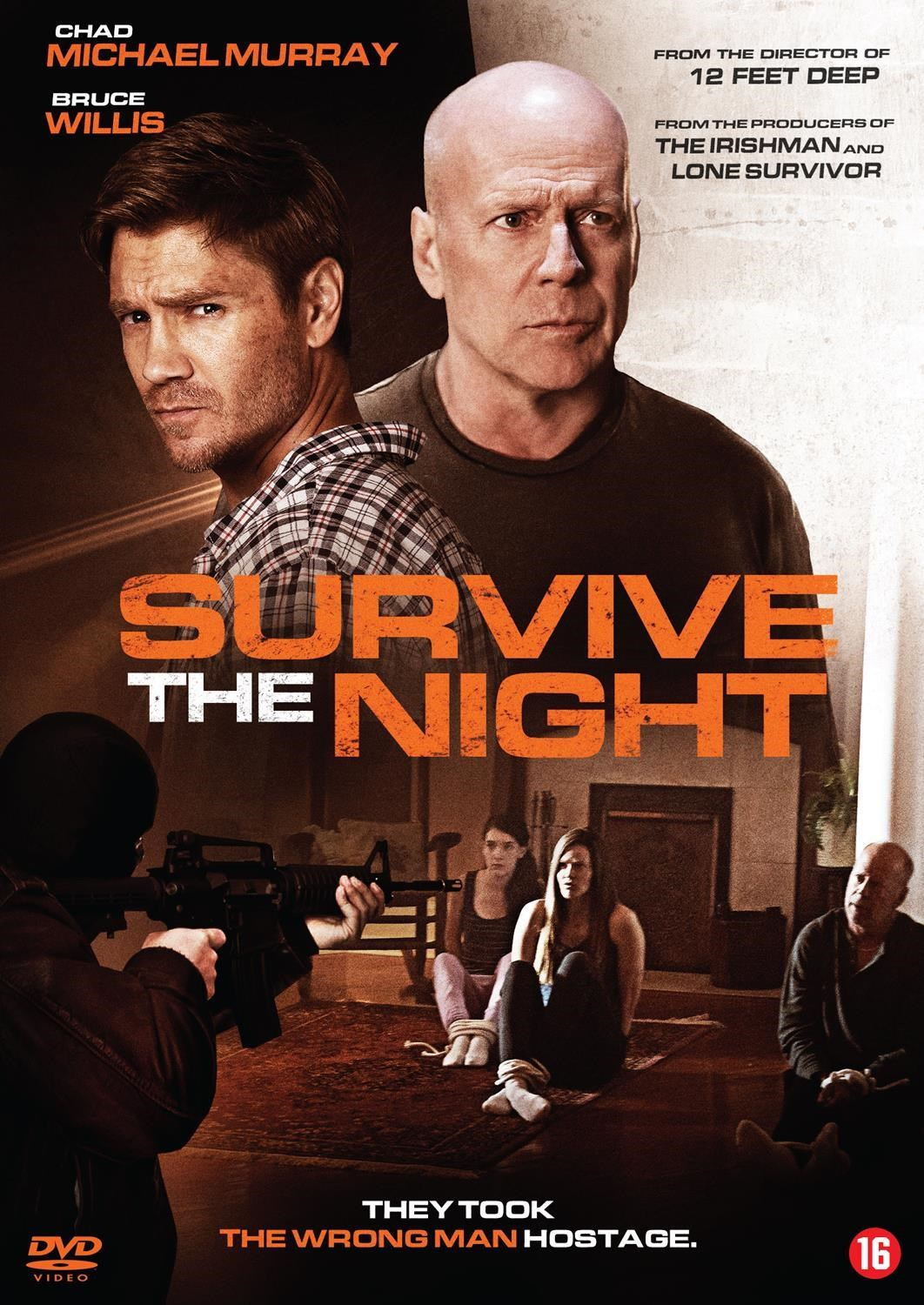 Man met wapen richt op twee vastgebonden vrouwen. Bruce Willis en Chad Michael Murray.