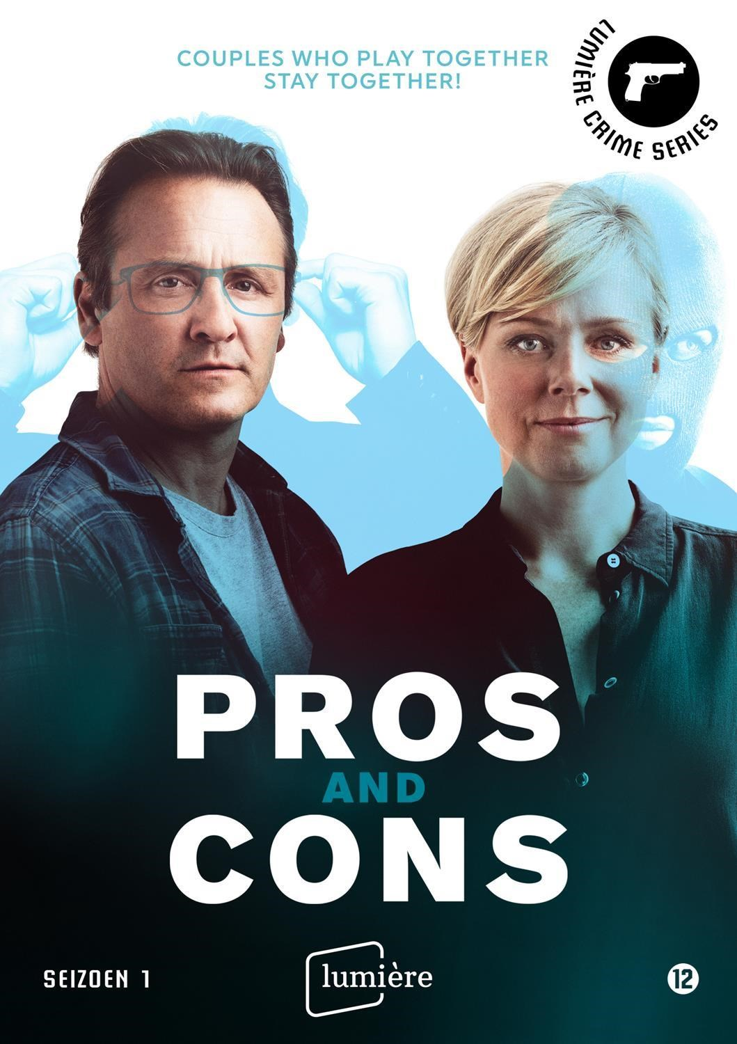 Un homme avec lunettes et une femme regardent devant. Série "Pros and Cons".