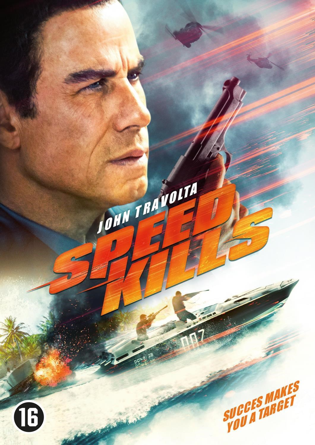 John Travolta tient une arme. Un hors-bord avec deux hommes file sur l'eau.